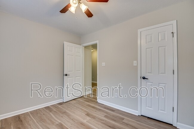 Building Photo - 4705 E Creek Mill Ct