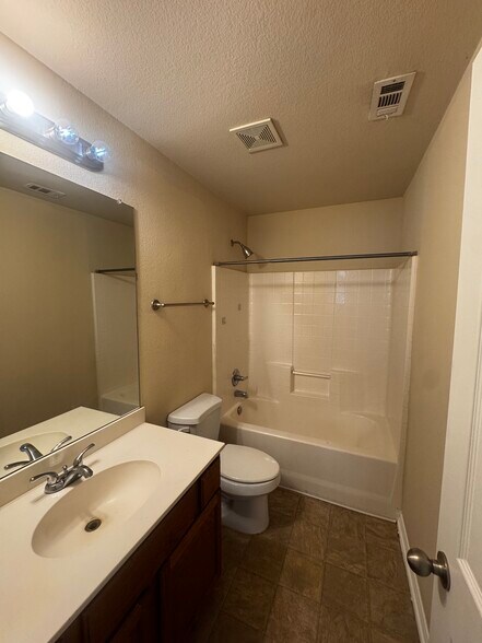 Building Photo - 380 Woodgrove Dr