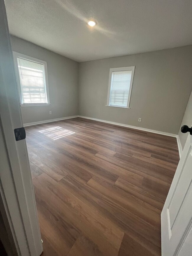 Building Photo - Newly Renovated Unit in Heart of Memphis