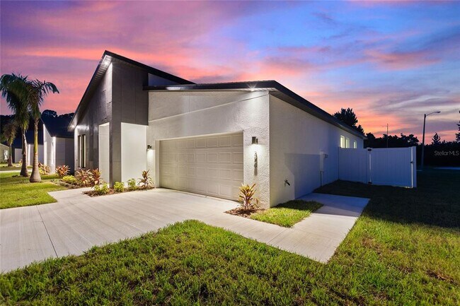 Building Photo - 326 Royal Palm Wy