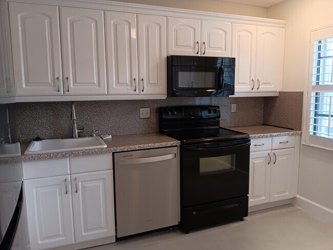 Building Photo - 8045 Eastlake Dr