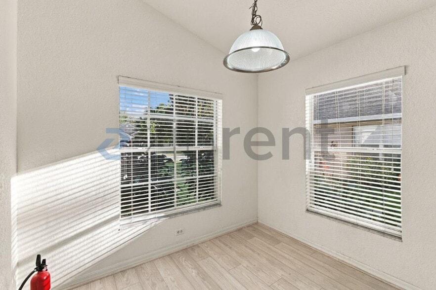 Building Photo - Unit