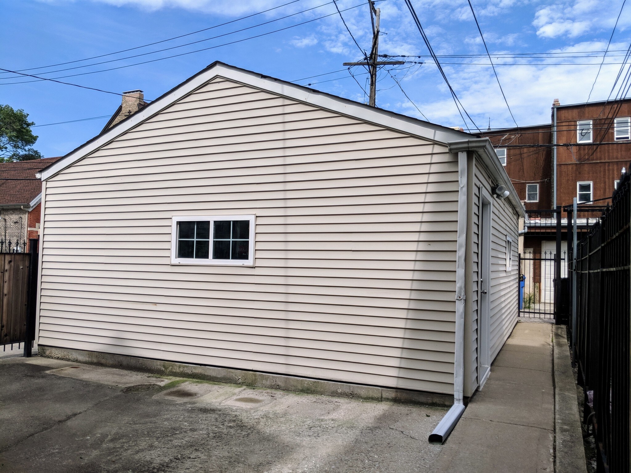 Garage - 1457 N Rockwell St