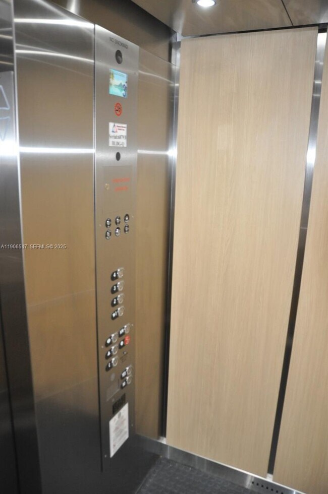 Building Photo - 9140 SW 123rd Ct