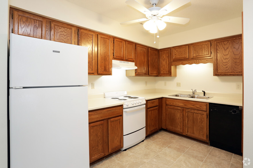 1BR, 1BA - 660 SF - Kitchen - Trailside Apartments