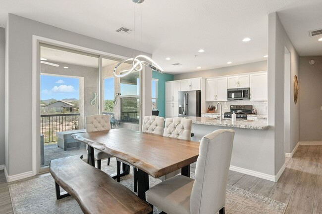 Building Photo - Beautiful condo with mountain views in gated community