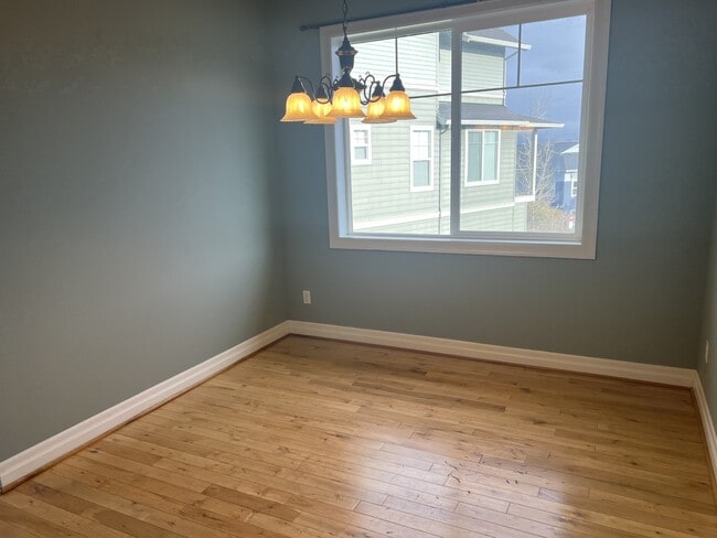 Building Photo - 1526 NE Market Dr