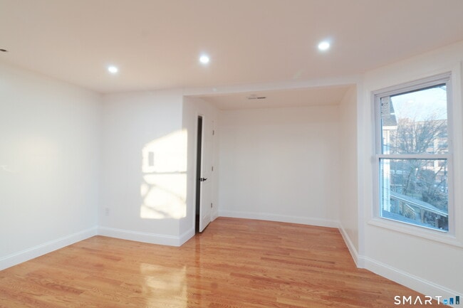 Building Photo - 40 Elizabeth St