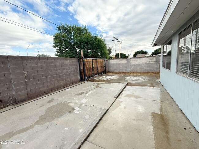 Building Photo - 348 E 8th Dr