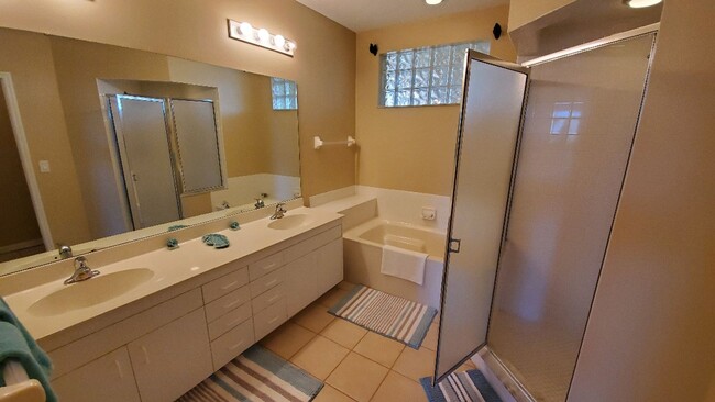 Building Photo - Bouchelle Condo Available August 24th!!!