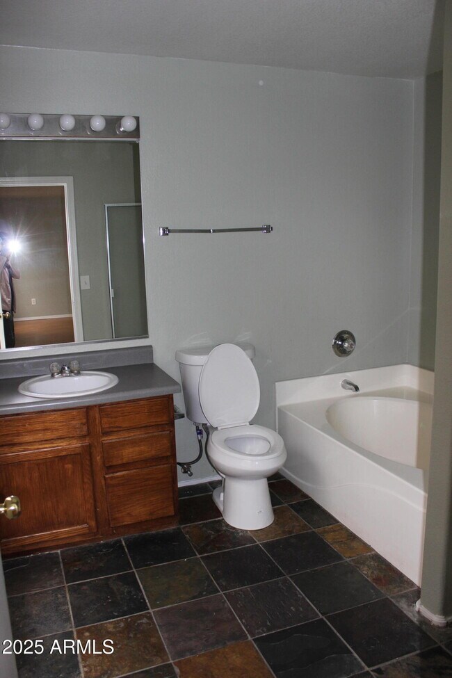 Building Photo - 1364 S Wagon Wheel Ct