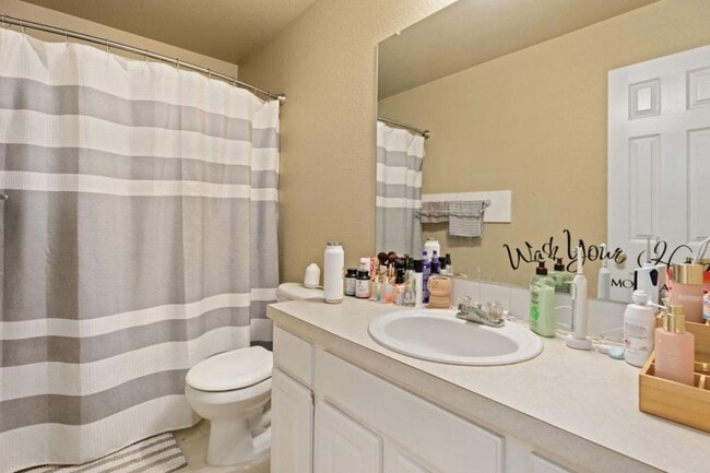 Building Photo - 749 Eagle Dr