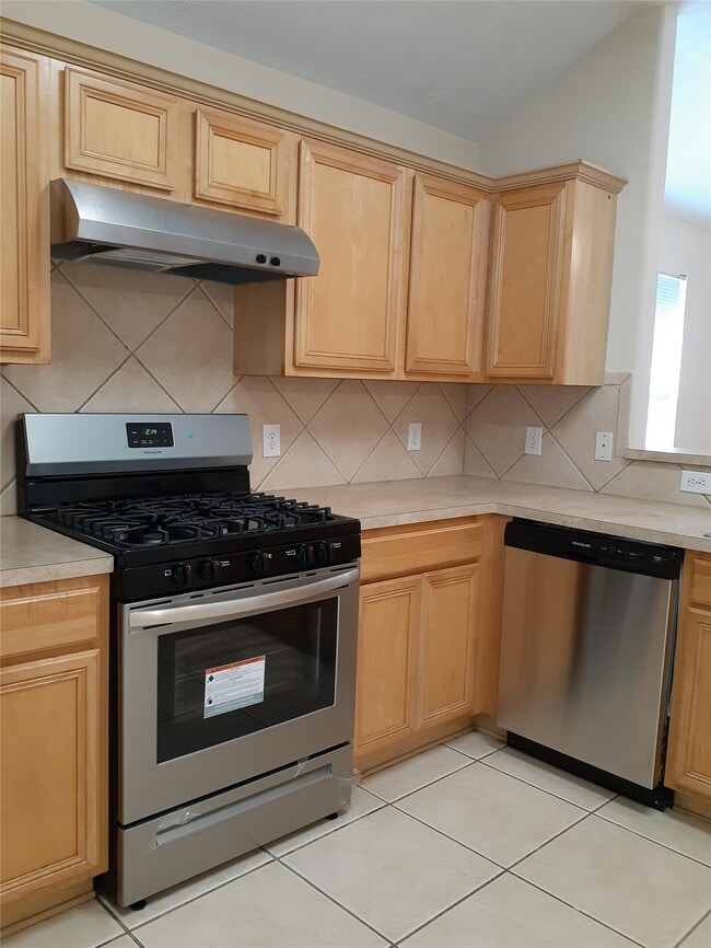 Building Photo - 16914 Great Oaks Glen Dr