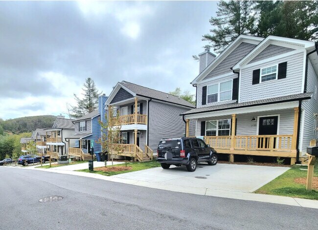 Primary Photo - Hampton Estates Townhomes