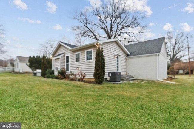 Building Photo - 10 Boulder Brook Dr