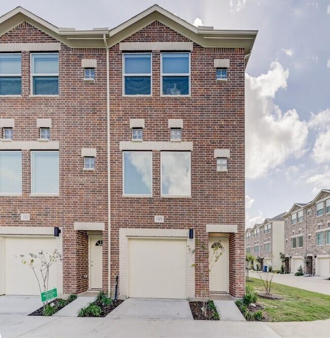 Primary Photo - 8705 Bryam St