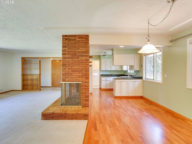 Building Photo - Great 3br/1.5ba home in Northeast Portland