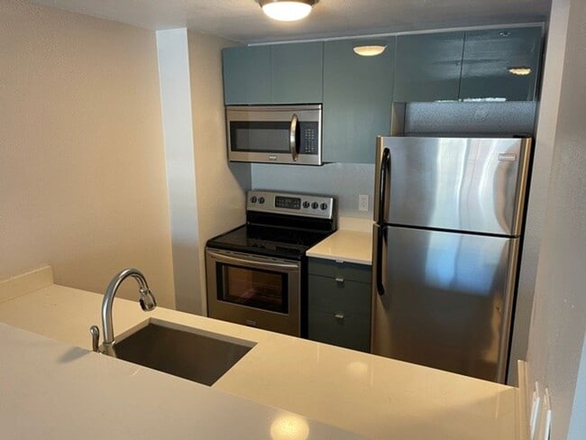 Building Photo - Live in the heart of Capitol Hill in this ...