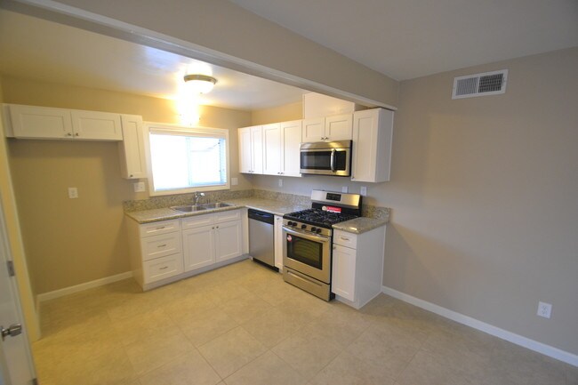 Building Photo - 1410 E Abila St