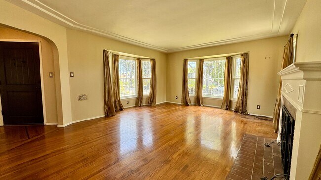 Building Photo - Charming House  with Large yard