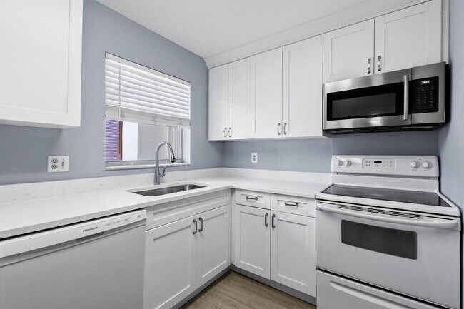 Building Photo - 183 Lake Carol Dr