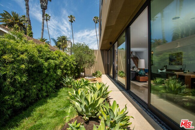 Building Photo - 848 Milwood Ave