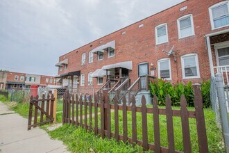 Building Photo - Charming 2 BR/1 Townhome in Brooklyn Park!