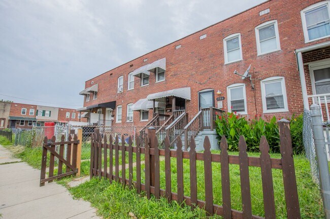 Primary Photo - Charming 2 BR/1 Townhome in Brooklyn Park!