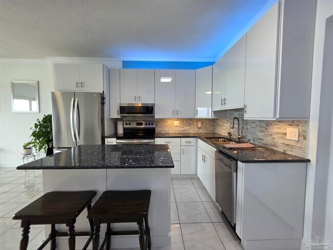 Building Photo - 825 Bayshore Dr