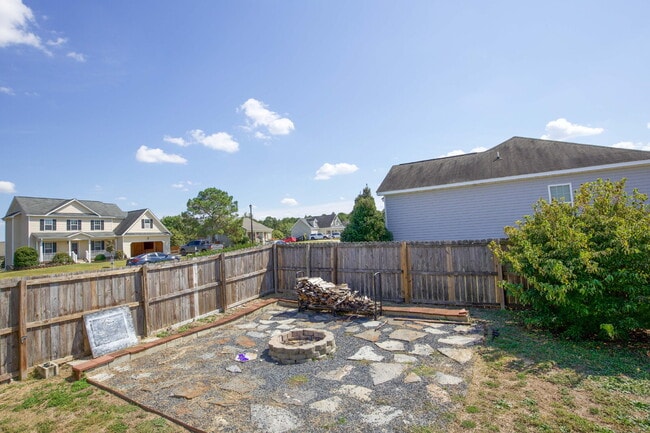Building Photo - Charming 3 BR/2BA Ranch with fully fenced ...