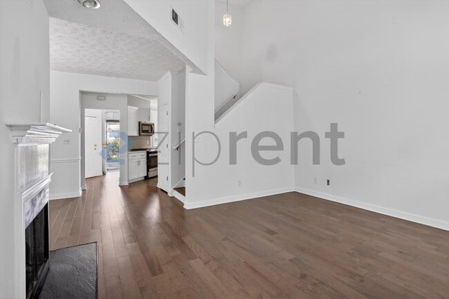 Building Photo - 484 Fraser St SE