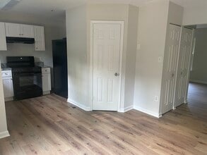 Building Photo - 3 Bedrooms 2 Bathrooms in a GREAT AREA