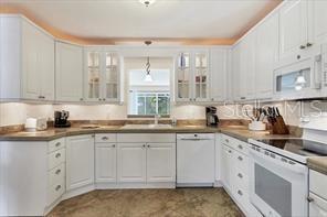 Building Photo - 7860 Holiday Dr