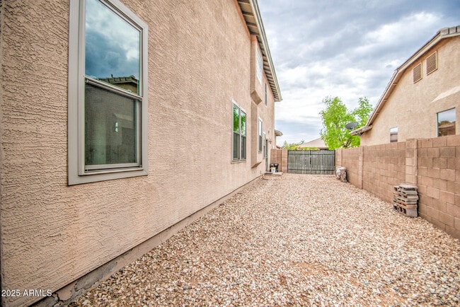 Building Photo - 3938 E San Pedro Ave