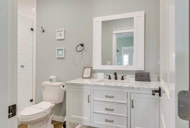 Building Photo - 1049 Sunset Cir