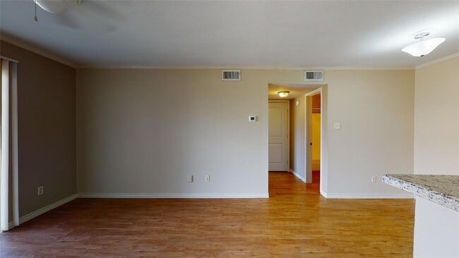 Building Photo - 904 University Oaks Blvd