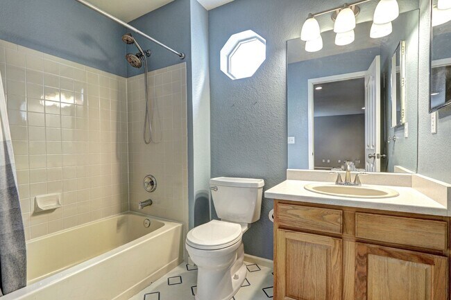 Building Photo - Location! Park Vista in Northglenn 3bed/2....