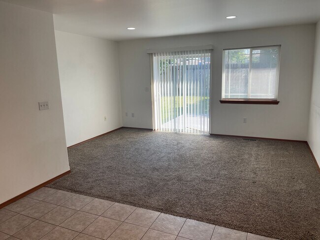 Building Photo - 1013 N Pierce Dr