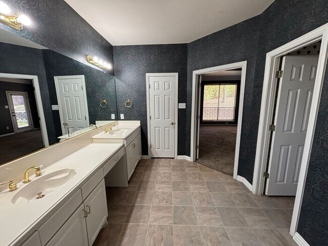 Building Photo - Beautiful 4BR 3.5BA Home w/ 3 Car Garage • Patio & Yard • 3 living areas in Grapevine