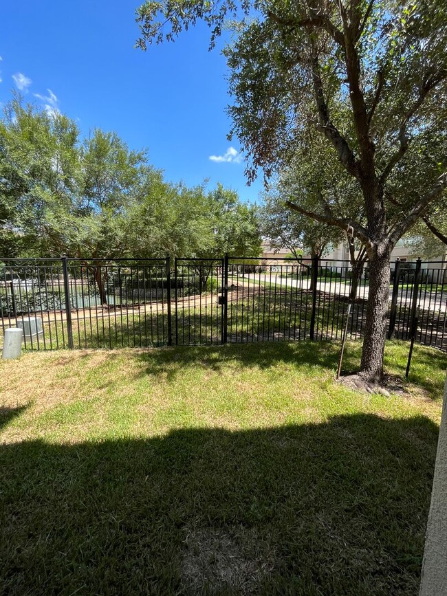 Building Photo - Wonderful 4/3.5 Townhome