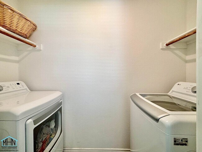 Building Photo - Welcome Home to this Charming 3-Bedroom 2-...