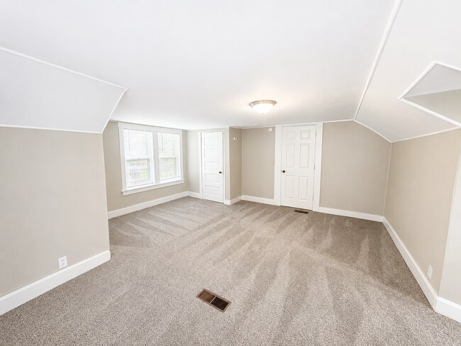 Building Photo - 323 N River Blvd