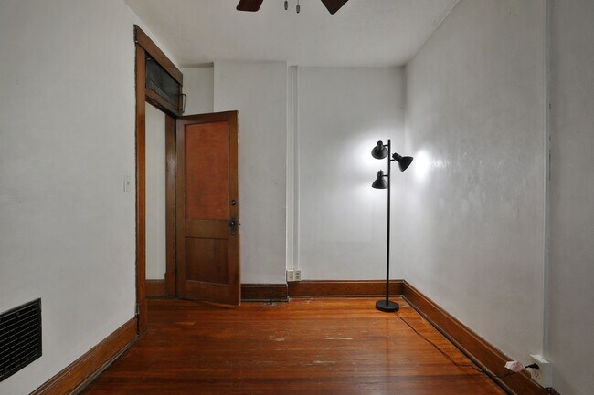 Building Photo - 4 Bedroom North Campus Newly Remodeled Hou...