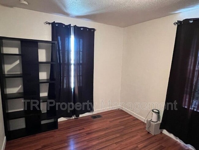 Building Photo - 327 S 2nd St