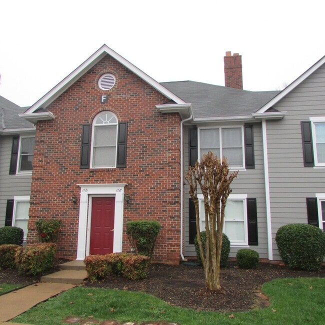 Building Photo - Spacious Two Bedroom, 2nd Floor Condo with...