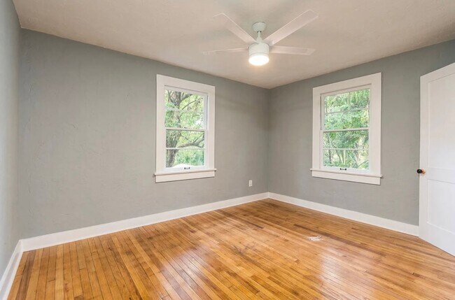 Building Photo - Recently Renovated 2 Bedroom Apartment in ...
