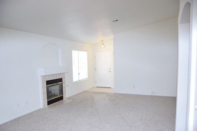 Building Photo - BEAUTIFUL 4 BEDROOM, 2 BATH SINGLE-STORY H...