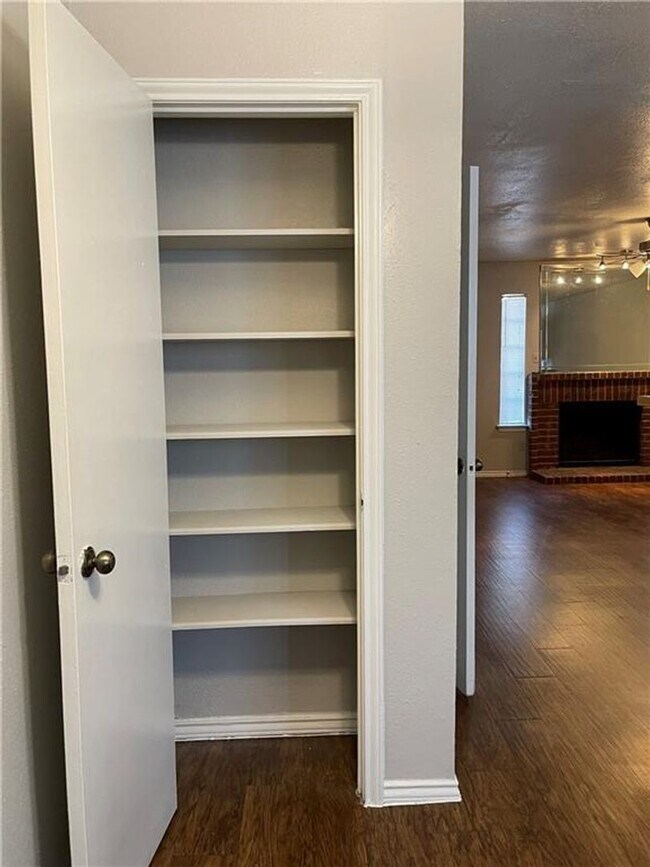 Building Photo - 2bed/2.5 bath condo close to downtown