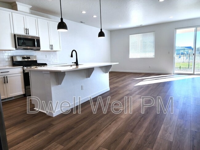 Building Photo - 350 N Lagrasse Ln