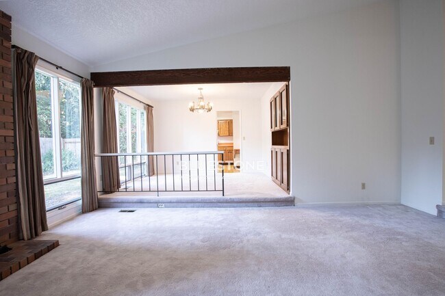 Building Photo - Sweet 3 bedroom 2 bath home in Beaverton available now!